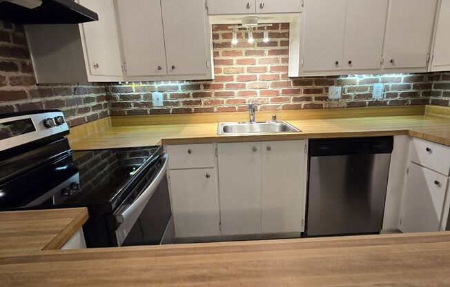 Beautiful Ground Floor Unit-  1BD/1.5BA