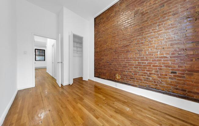 366 W 23 ST