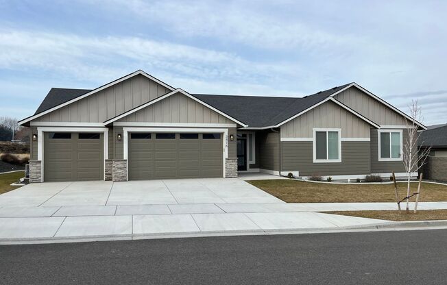 Luxury Home in Desirable South Kennewick - Small Pets Welcome!