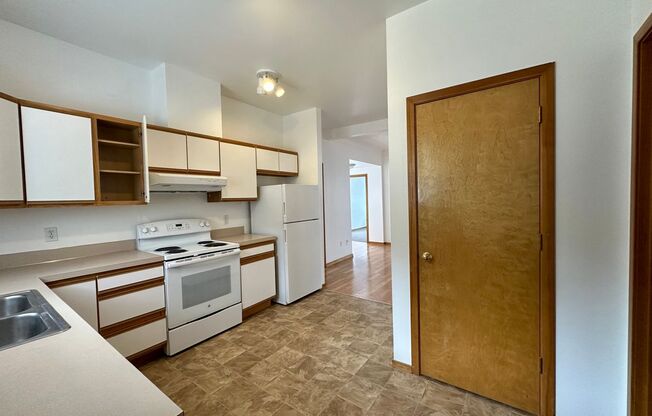 3 beds, 2 baths, $2,050, Unit 712