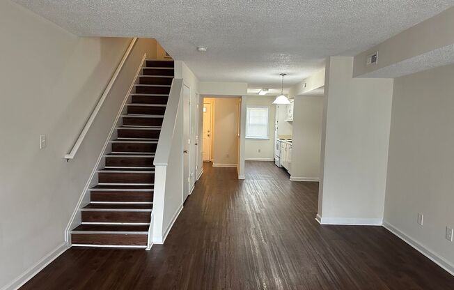 Charming 2BR Townhome in Prime Chapel Hill Location – Water Included!