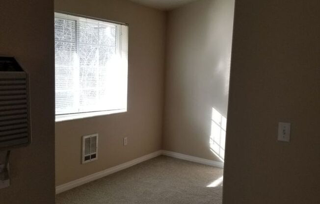 2 beds, 1 bath, 867 sqft, $1,395, Unit Bluff-22