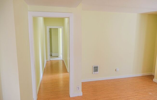 Bright Top-Floor, 2 bedroom apartment in Magnolia!