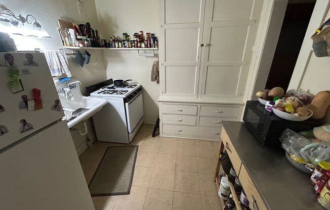 1 bed, 1 bath, $925, Unit 25