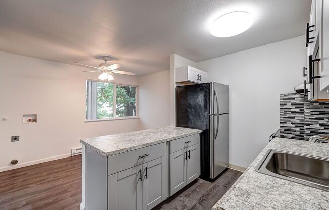 2 beds, 1 bath, 930 sqft, $1,795, Unit T5