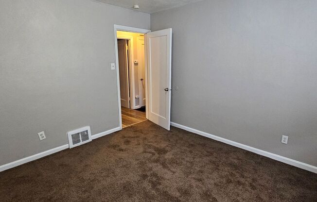 3 beds, 1 bath, $1,100