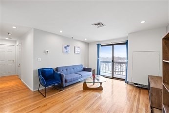 2 beds, 2 baths, 871 sqft, $2,950, Unit 721