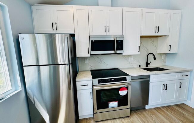 Gorgeous 1 Bedroom ADU with Laundry and private Patio/Garden