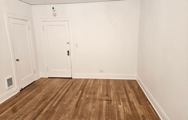 Studio, 1 bath, 337 sqft, $1,099, Unit 30