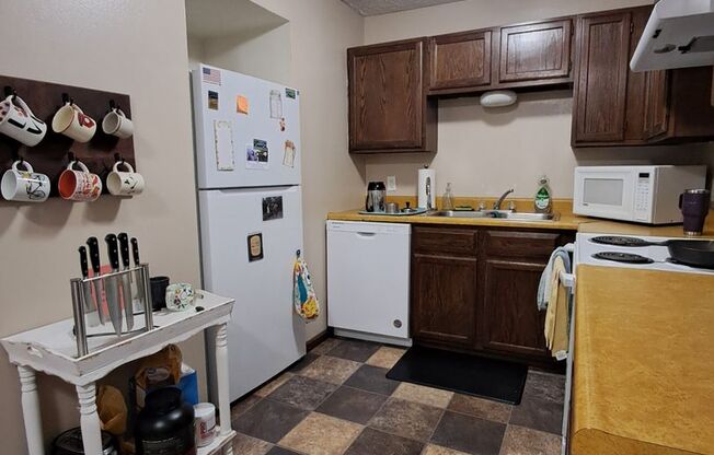 2 beds, 1 bath, 838 sqft, $915