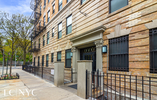 305 W 150 ST