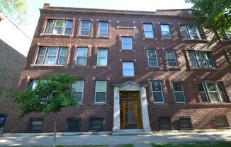 Stunning updated Wrigleyville 4-bed, 3-bath duplex featuring a modern kitchen, renovated baths & in-unit laundry available NOW!