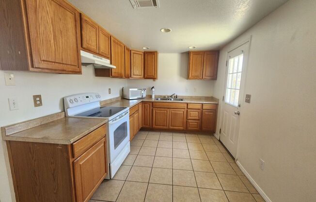 2 beds, 1 bath, $1,300