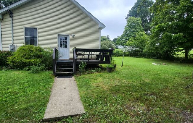 Cozy & Bright 2-Bedroom Home in Middlefield