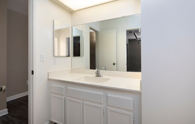 2 beds, 1 bath, 887 sqft, $2,480, Unit 60