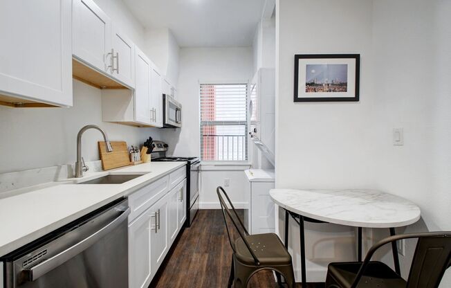 2 beds, 1 bath, $1,541