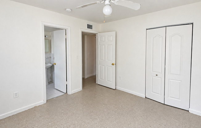3 beds, 2 baths, 800 sqft, $1,883, Unit 1217/207