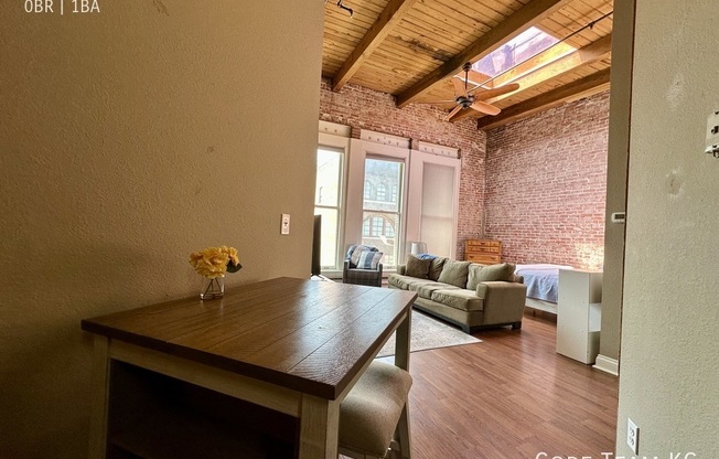 308 W 8th St