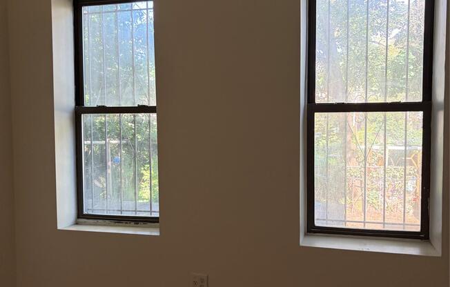 3 beds, 1 bath, 2,760 sqft, $3,500, Unit 1 floor