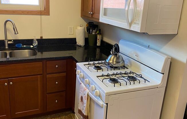 2 beds, 1 bath, $1,400, Unit 202