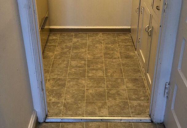 1 bed, 1 bath, $640, Unit R