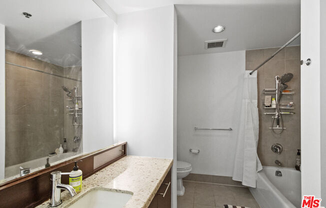 1 bed, 1 bath, 930 sqft, $3,000, Unit 813