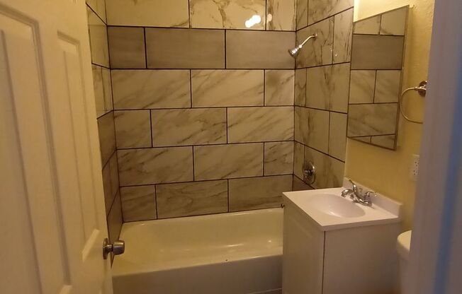 1 bed, 1 bath, $1,300, Unit 2501-15