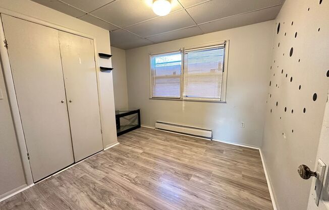 3 beds, 1 bath, $1,550, Unit 164-166 Woodlawn St 3rd Fl