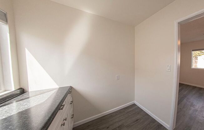 Pacific Beach - Downstairs Remodeled Studio with Assigned Parking- 1 Mile to the Beach