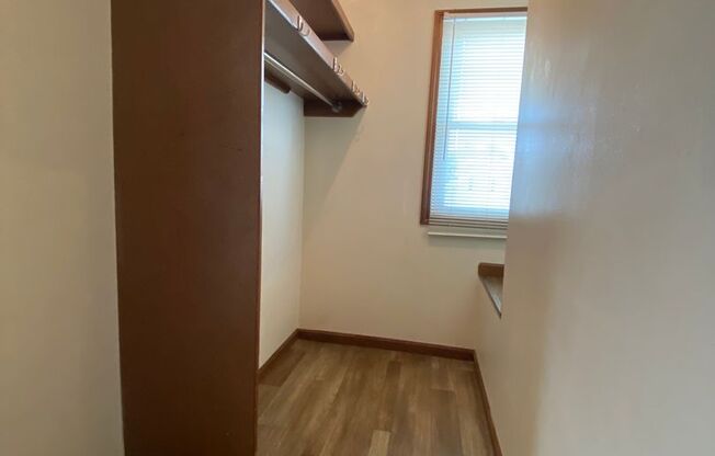 2 beds, 1 bath, $895, Unit APT. C