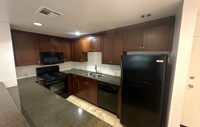 Beautiful 2-Bed, 2-Bath Winnetka Condo – Spacious, Updated & Move-In Ready *Short Term Lease*