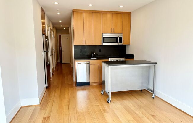 1 bed, 1 bath, $2,725, Unit 205