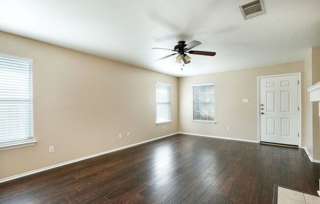 Nice 3B/2B in Spring Branch with spacious floorplan!