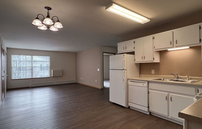 2 beds, 1 bath, 918 sqft, $995, Unit ME 2401-07