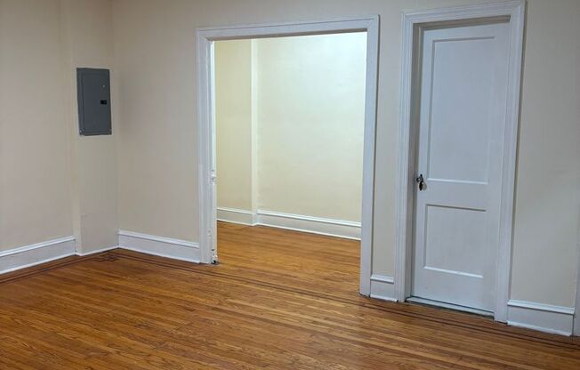 Studio, 1 bath, 380 sqft, $1,060, Unit 1E