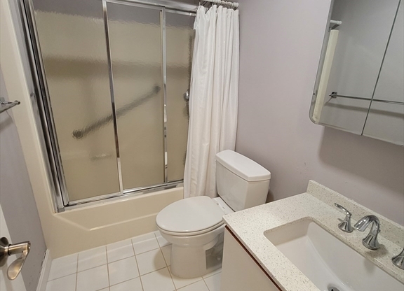 2 beds, 2 baths, 1,250 sqft, $3,400, Unit 913