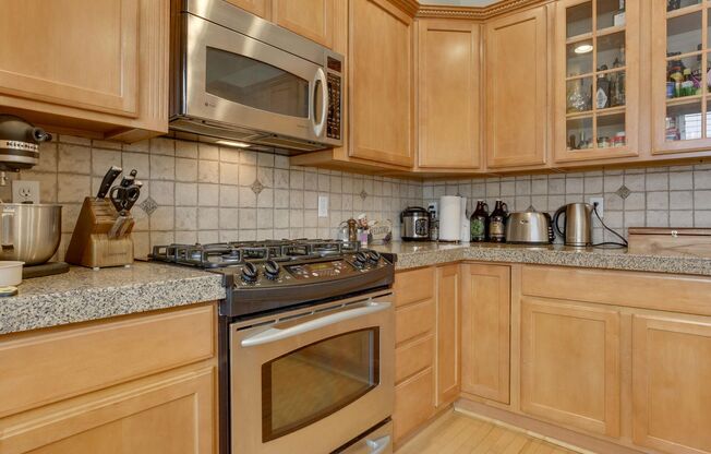Beautiful and Spacious Newer Townhome with 3br 3bth 2268 Sq. Ft. Like New