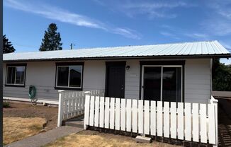 Refurbished 2 Bed 1 Bath with W/D in unit - close to Elk Rock, Max, on bus line