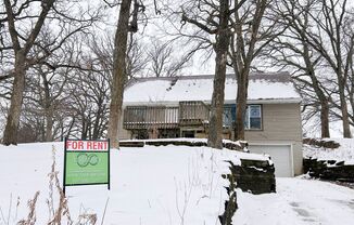 3-Bedroom Home with Walk-In Closet, Deck & Prime Location Near Shopping