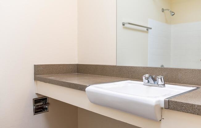 Raleigh Scholls | Bathroom