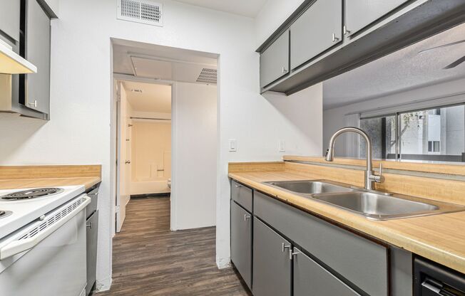 1 bed, 1 bath, 680 sqft, $1,095, Unit 220