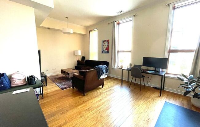 932 N. Noble, 2F
