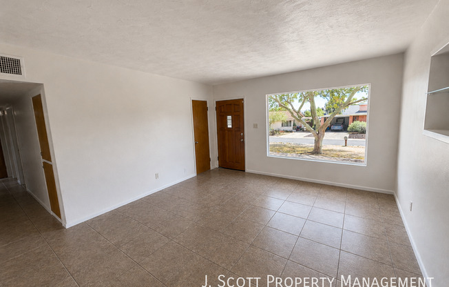 924 W MERCER LN