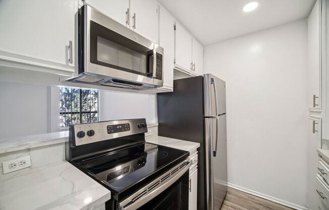 2 beds, 2 baths, 895 sqft, $2,048, Unit 102