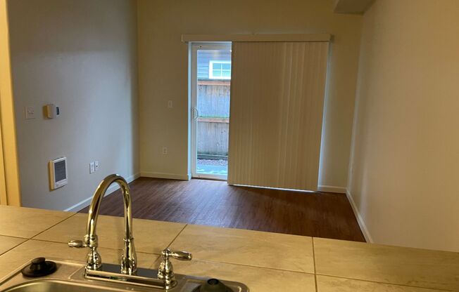 2 beds, 1 bath, 800 sqft, $1,395, Unit 1C