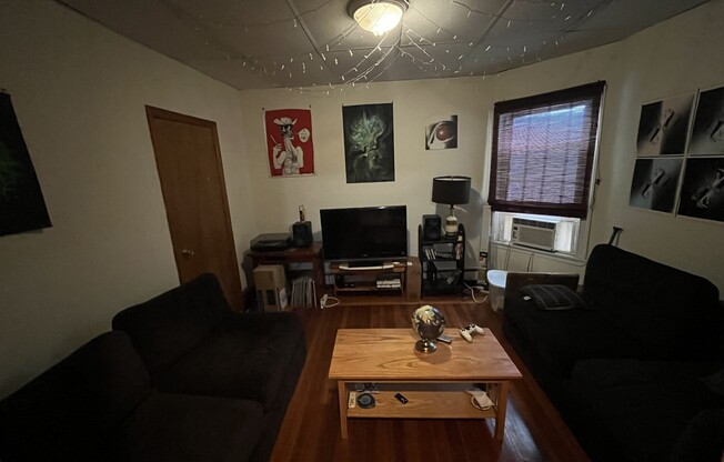 3 beds, 1 bath, $2,700, Unit 2