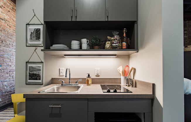 Studio, 1 bath, 289 sqft, $899, Unit 202