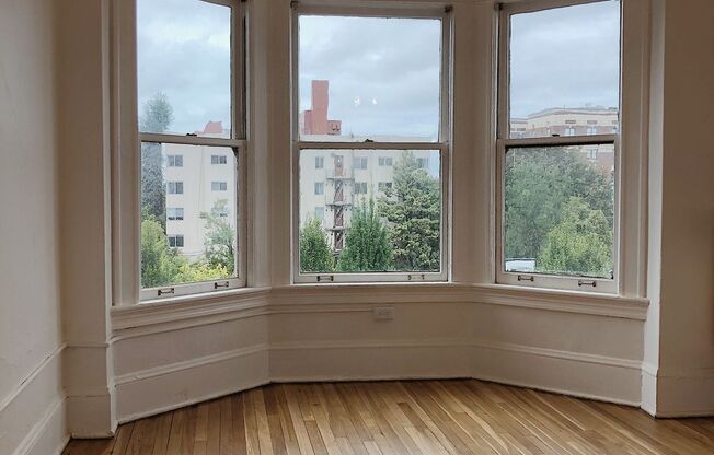 Cute CORNER 1 BR- high ceilings, clawfoot tub, up to 3 pets! One month FREE!