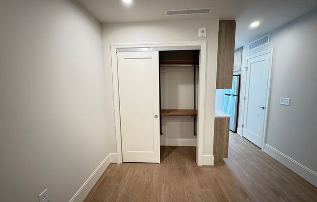 1 bed, 1 bath, $3,000, Unit 327