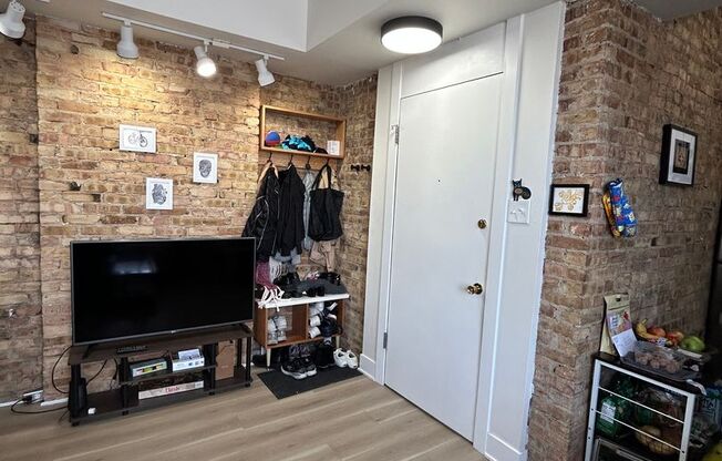 2 beds, 2 baths, 950 sqft, $2,500, Unit 303